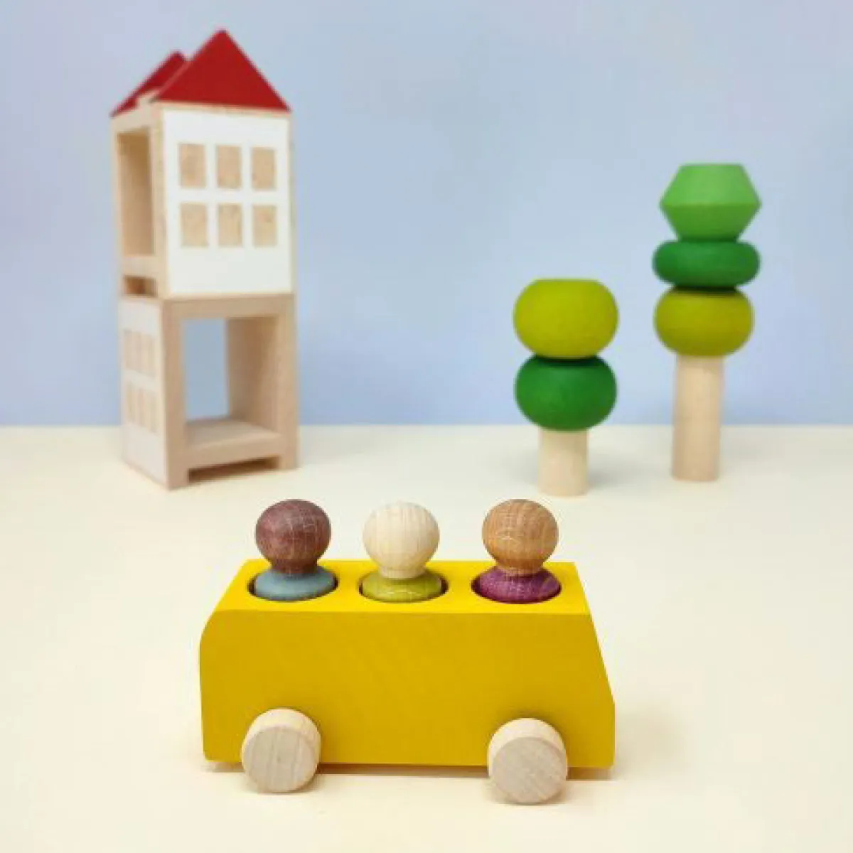 houten_bus_met_poppetjes__2-3.webp Lubulona Ruimtelijk Inzicht | Motoriek*Houten bus met poppetjes - geel