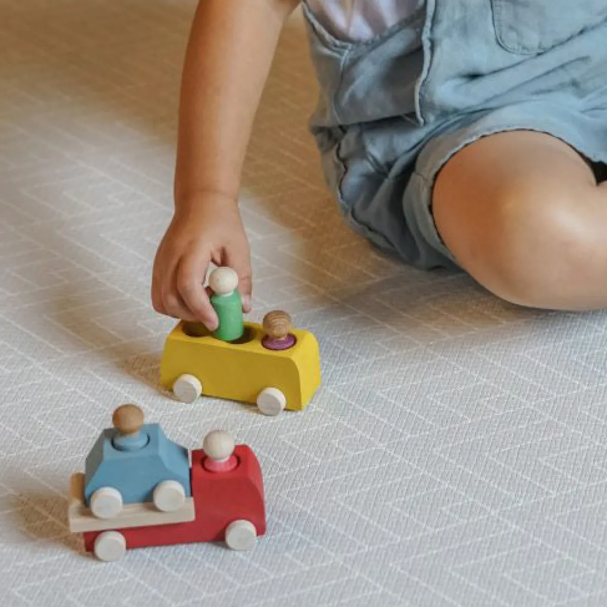 houten_bus_met_poppetjes__3-3.webp Lubulona Ruimtelijk Inzicht | Motoriek*Houten bus met poppetjes - geel