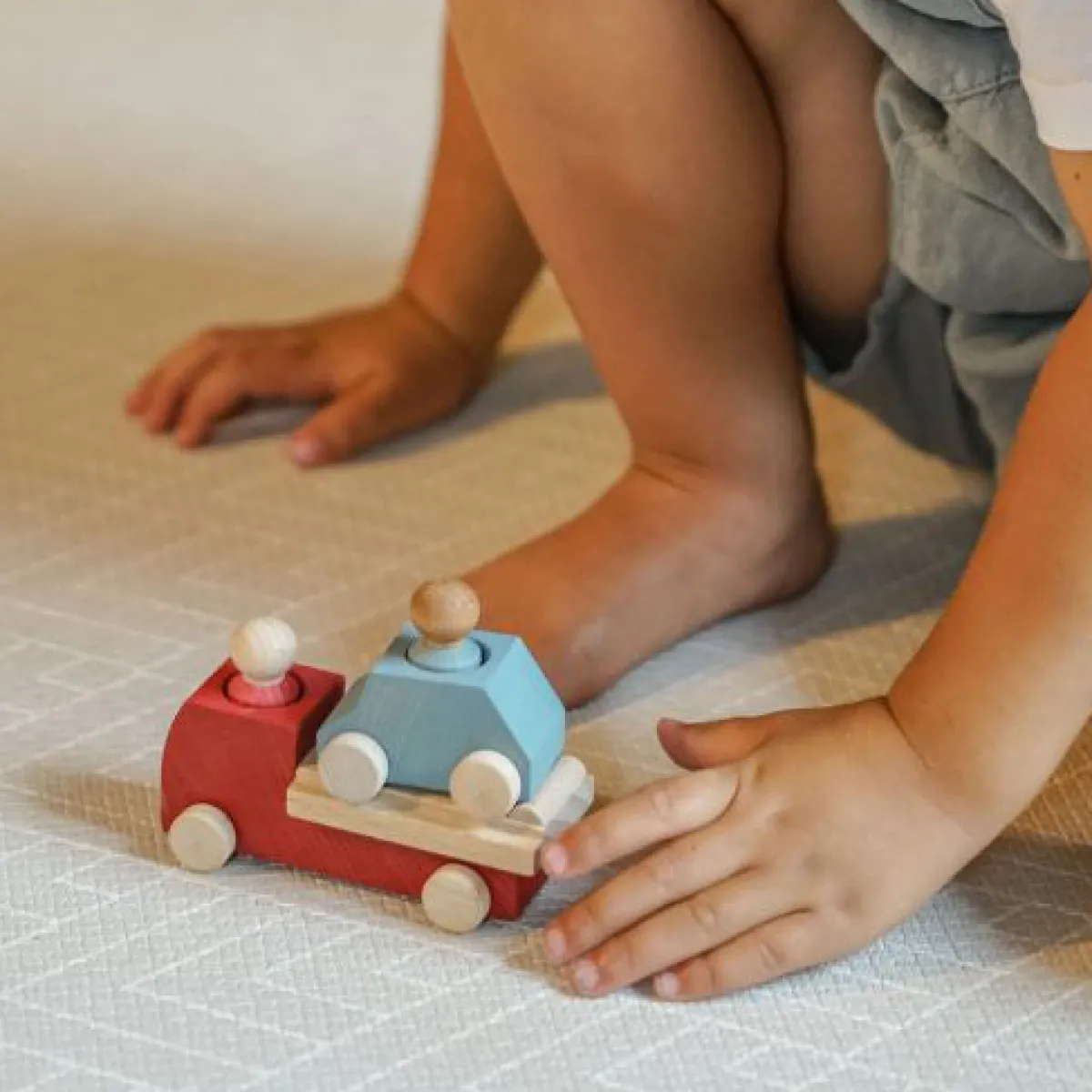 houten_takelwagen__rood_3.webp Lubulona Ruimtelijk Inzicht | Motoriek*Houten takelwagen - rood