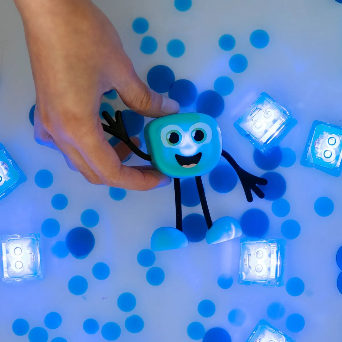 lichtgevend_badspeelfiguu_5-4.webp Glo Pals Zintuigen | 5 Jaar*Lichtgevend badspeelfiguur - Alex - geel