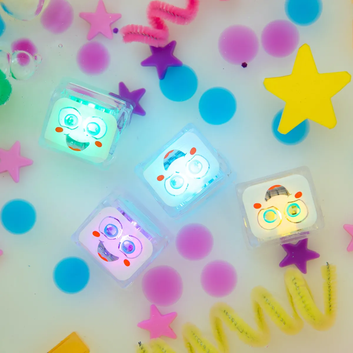 lichtgevende_blokjes__ale_6.webp Glo Pals Zintuigen | 5 Jaar*Lichtgevende blokjes - Alex - geel