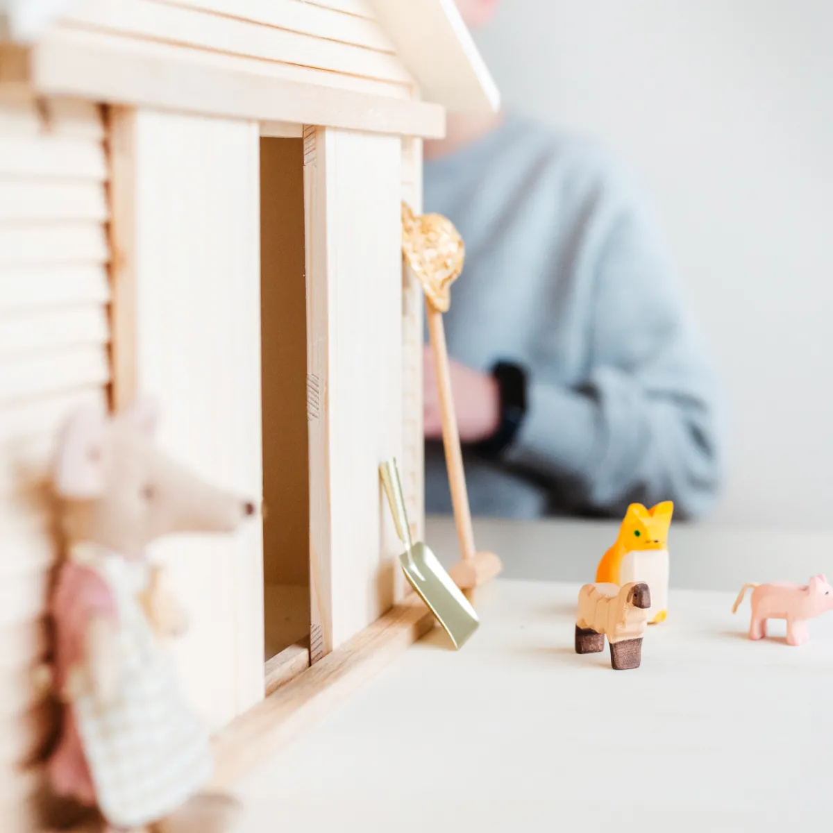 poppenhuis__barnhouse_14.webp Het houten huis Emoties & Sociaal Gedrag | Creativiteit & Fantasie*Poppenhuis - Barnhouse