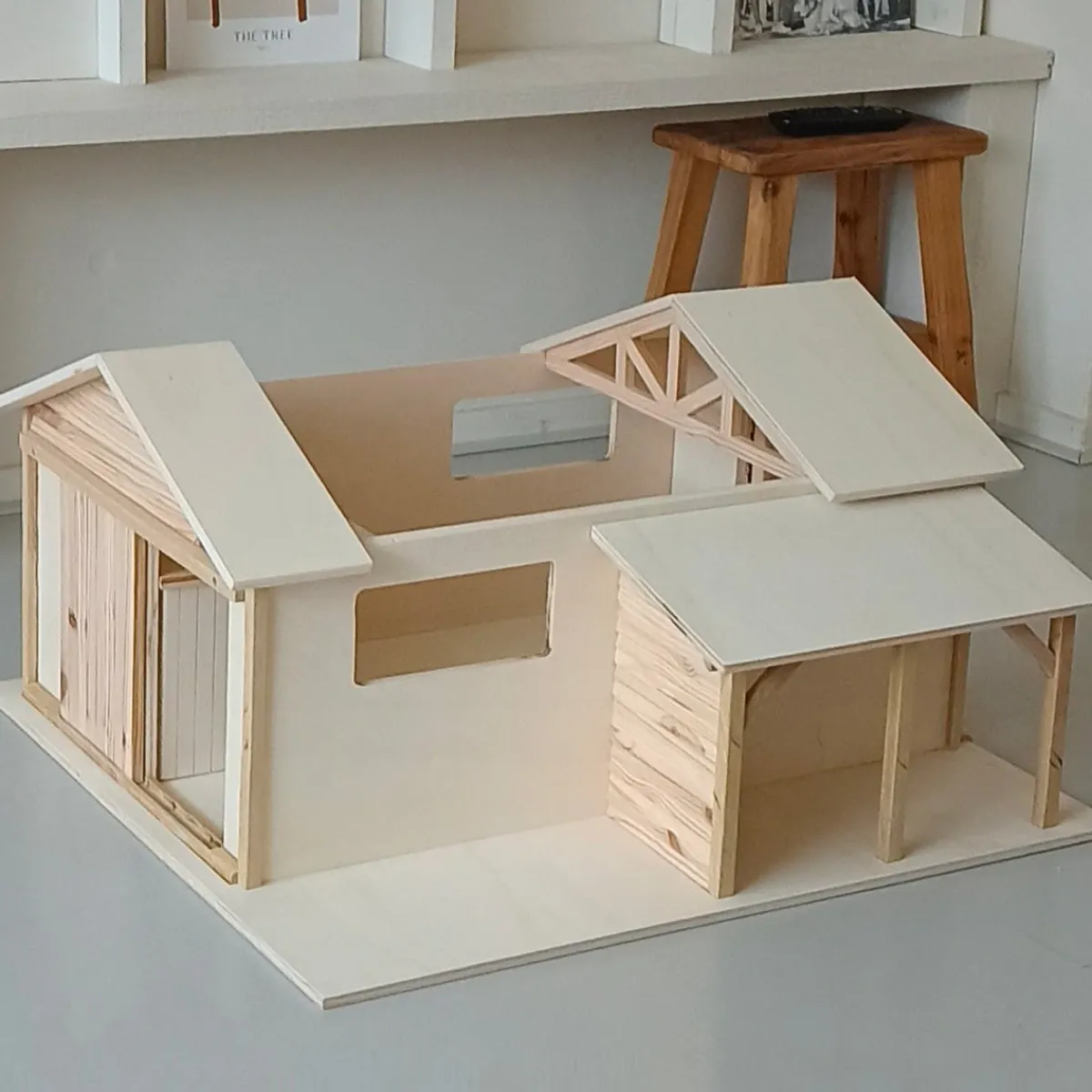 poppenhuis__barnhouse_3.webp Het houten huis Emoties & Sociaal Gedrag | Creativiteit & Fantasie*Poppenhuis - Barnhouse