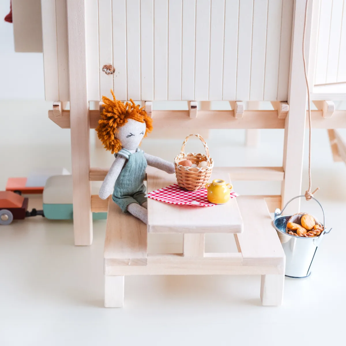 poppenhuis__het_huis_van__11.webp Het houten huis Emoties & Sociaal Gedrag | Creativiteit & Fantasie*Poppenhuis - Het huis van Pippi