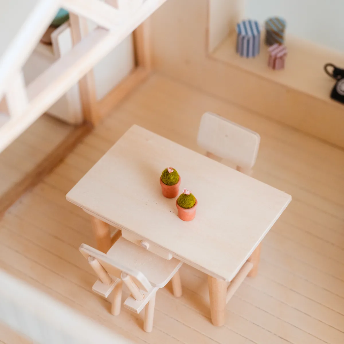 poppenhuis__meubel__eetta_2.webp Het houten huis Emoties & Sociaal Gedrag | Creativiteit & Fantasie*Poppenhuis - meubel - eettafel met 2 stoelen