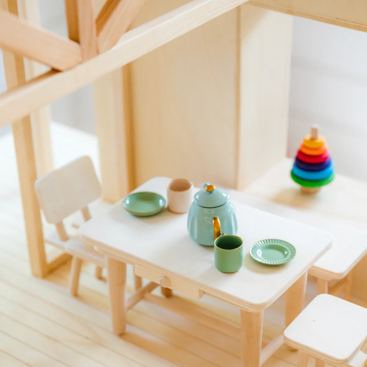 poppenhuis__meubel__eetta_3.webp Het houten huis Emoties & Sociaal Gedrag | Creativiteit & Fantasie*Poppenhuis - meubel - eettafel met 2 stoelen