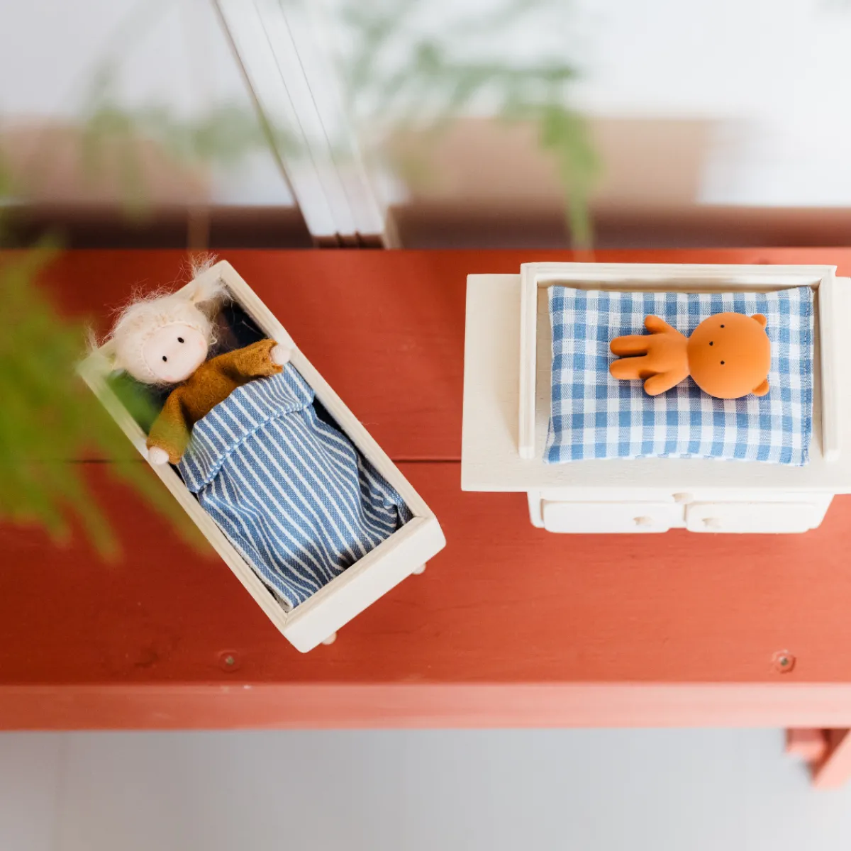 poppenhuis__meubel__ledik_4.webp Het houten huis Emoties & Sociaal Gedrag | Creativiteit & Fantasie*Poppenhuis - meubel - ledikant