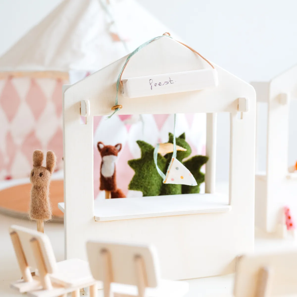 poppenhuis__meubel__winke_4.webp Het houten huis Emoties & Sociaal Gedrag | 5 Jaar*Poppenhuis - meubel - winkelkraam / poppenkast