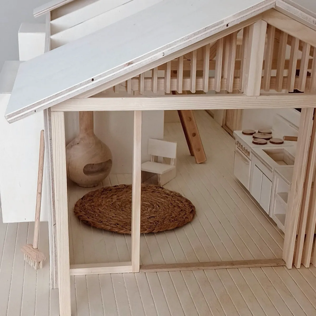 poppenhuis__schuurwoning_5.webp Het houten huis Emoties & Sociaal Gedrag | Creativiteit & Fantasie*Poppenhuis - Schuurwoning
