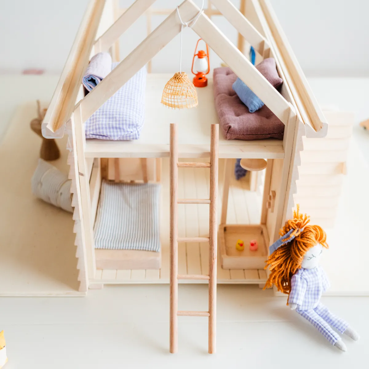 poppenhuis__tinyhouse_14.webp Het houten huis Creativiteit & Fantasie | 5 Jaar*Poppenhuis - Tinyhouse