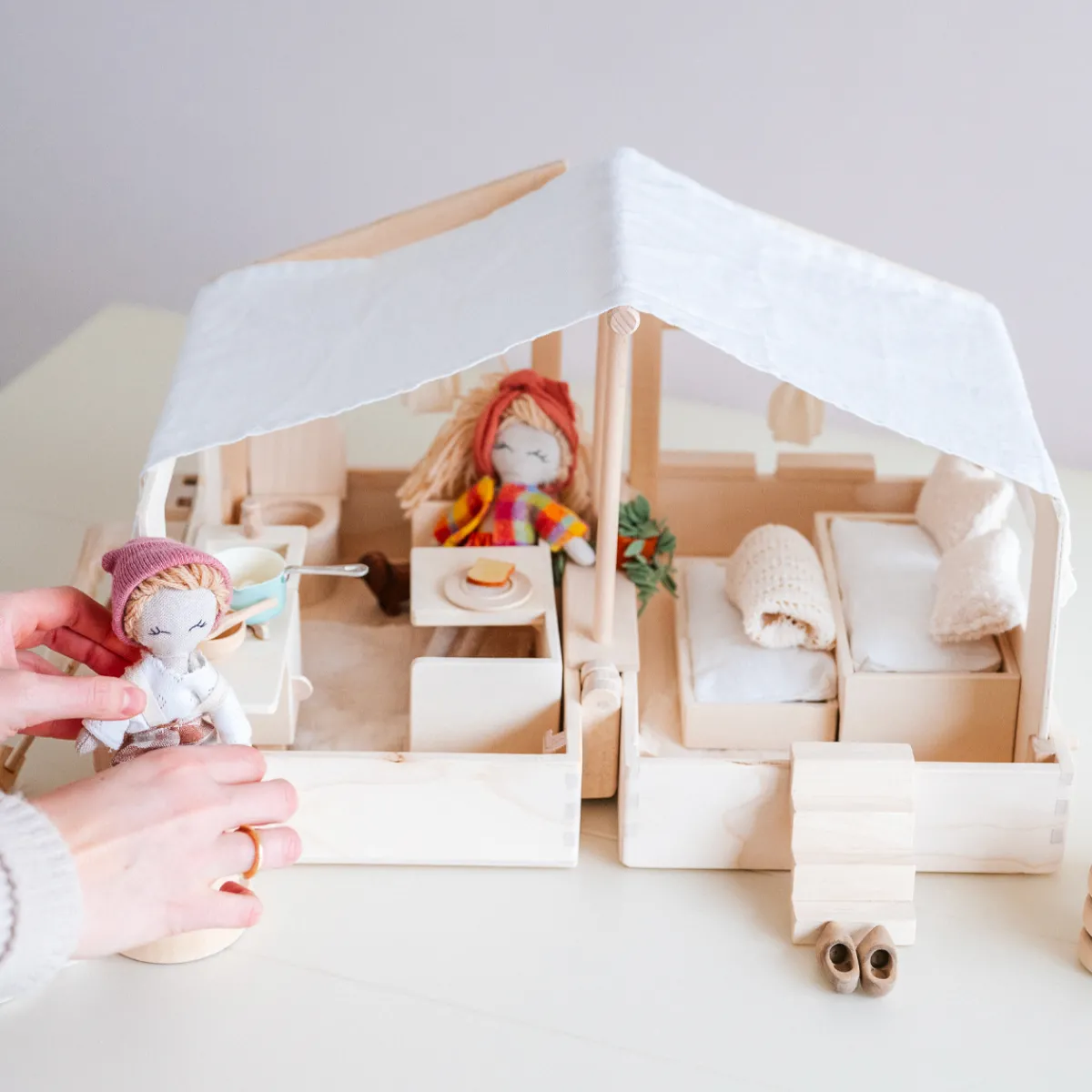 Het houten huis Emoties & Sociaal Gedrag | Creativiteit & Fantasie*Poppenhuis in een koffer - Ik ga op reis en neem mee
