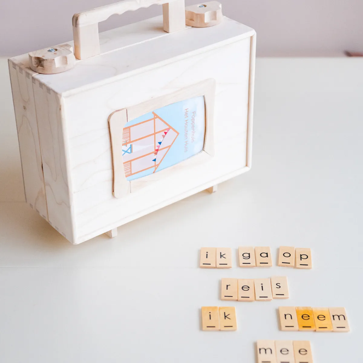 Het houten huis Emoties & Sociaal Gedrag | Creativiteit & Fantasie*Poppenhuis in een koffer - Ik ga op reis en neem mee