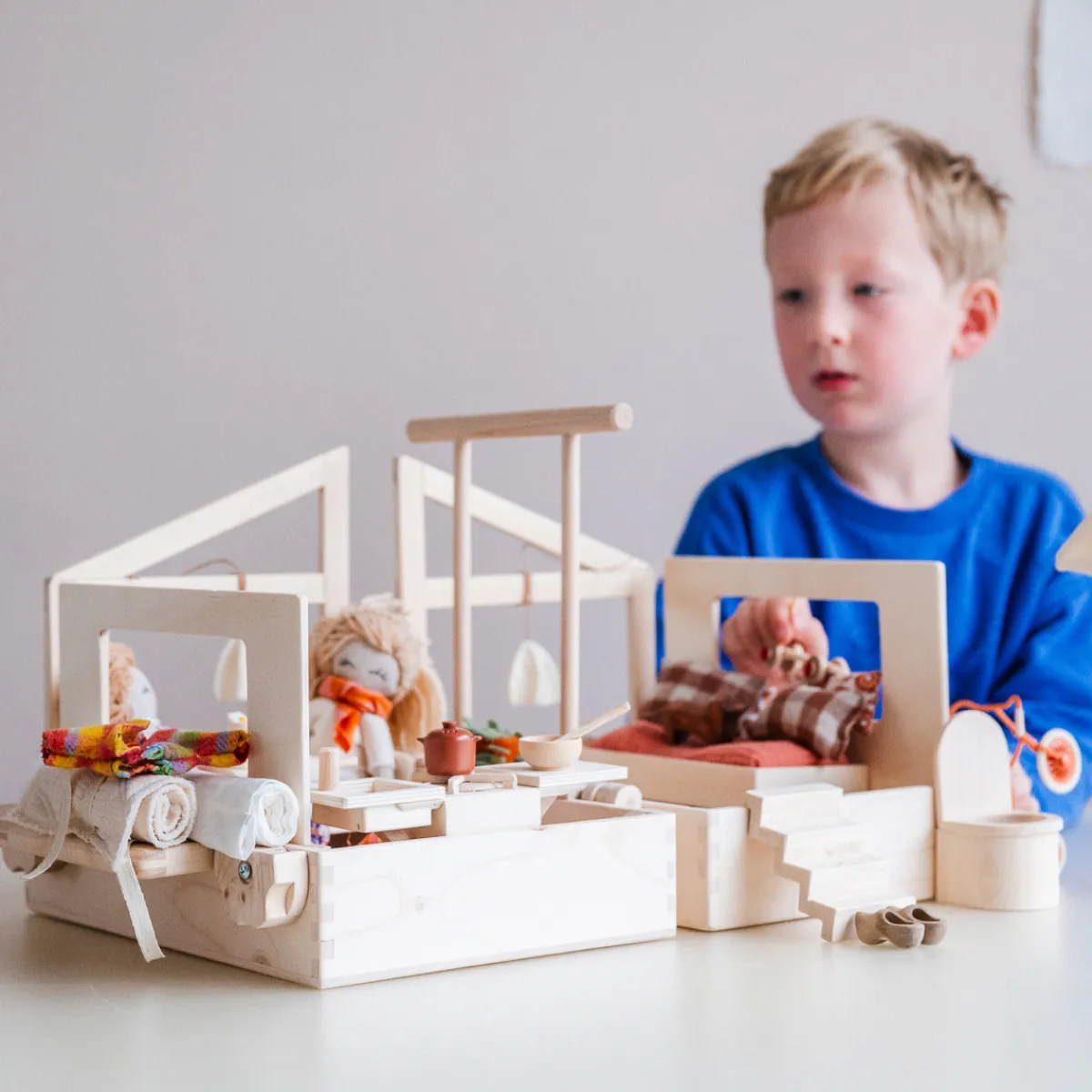 poppenhuis_in_een_koffer__10.webp Het houten huis Emoties & Sociaal Gedrag | Creativiteit & Fantasie*Poppenhuis in een koffer - Ik ga op reis en neem mee