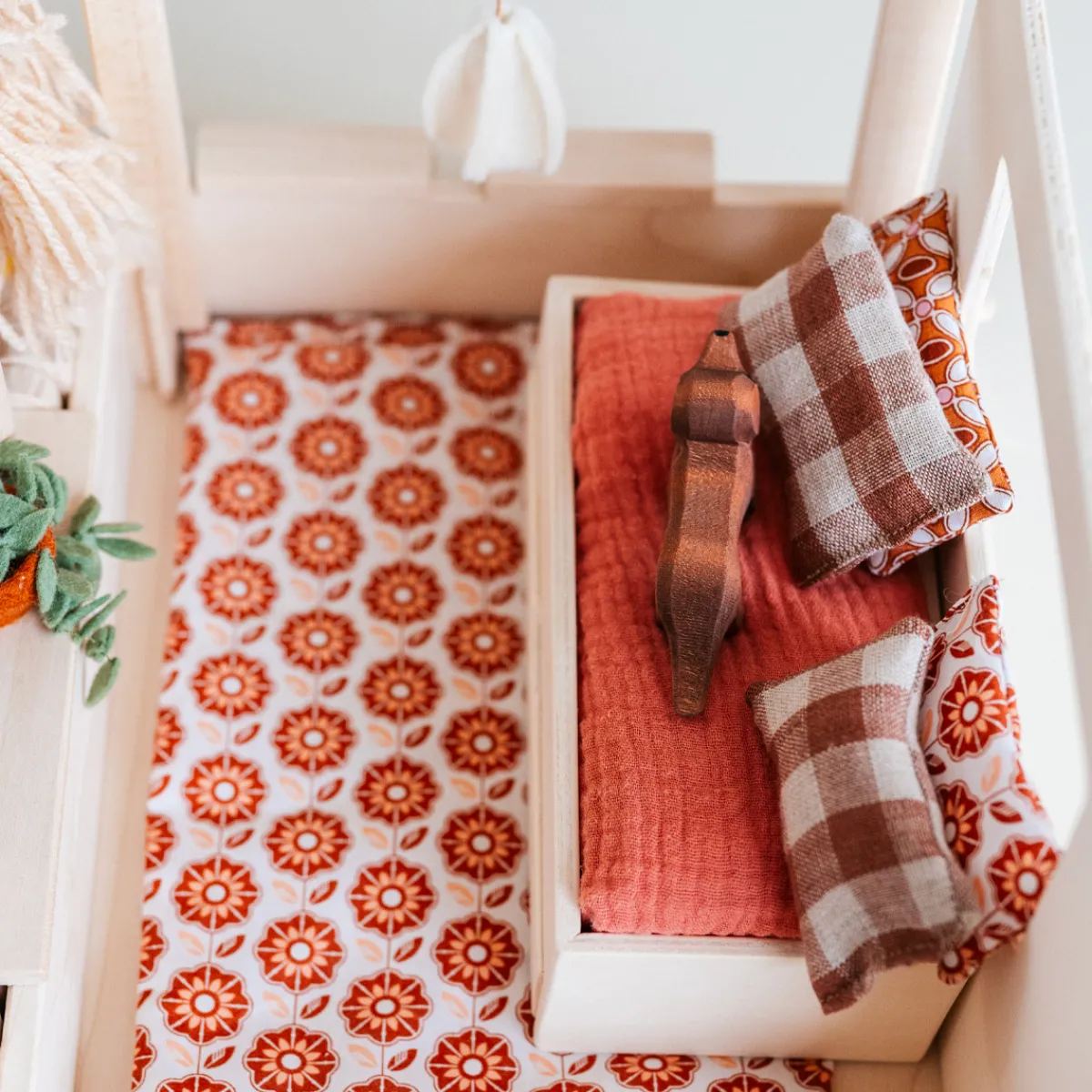 poppenhuis_in_een_koffer__13.webp Het houten huis Emoties & Sociaal Gedrag | Creativiteit & Fantasie*Poppenhuis in een koffer - Ik ga op reis en neem mee