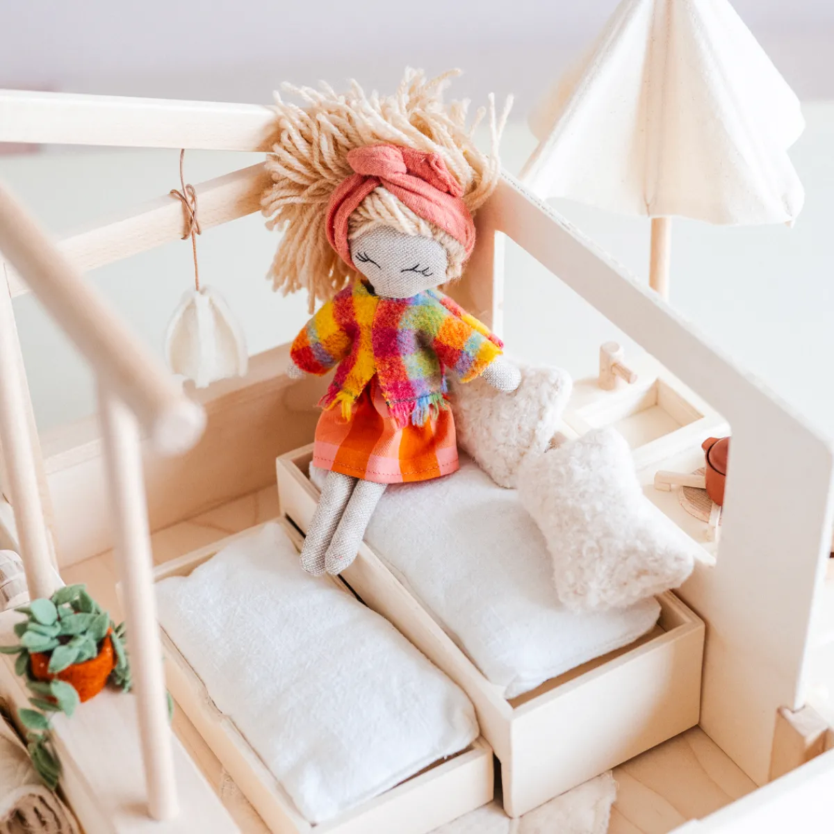 poppenhuis_in_een_koffer__17.webp Het houten huis Emoties & Sociaal Gedrag | Creativiteit & Fantasie*Poppenhuis in een koffer - Ik ga op reis en neem mee