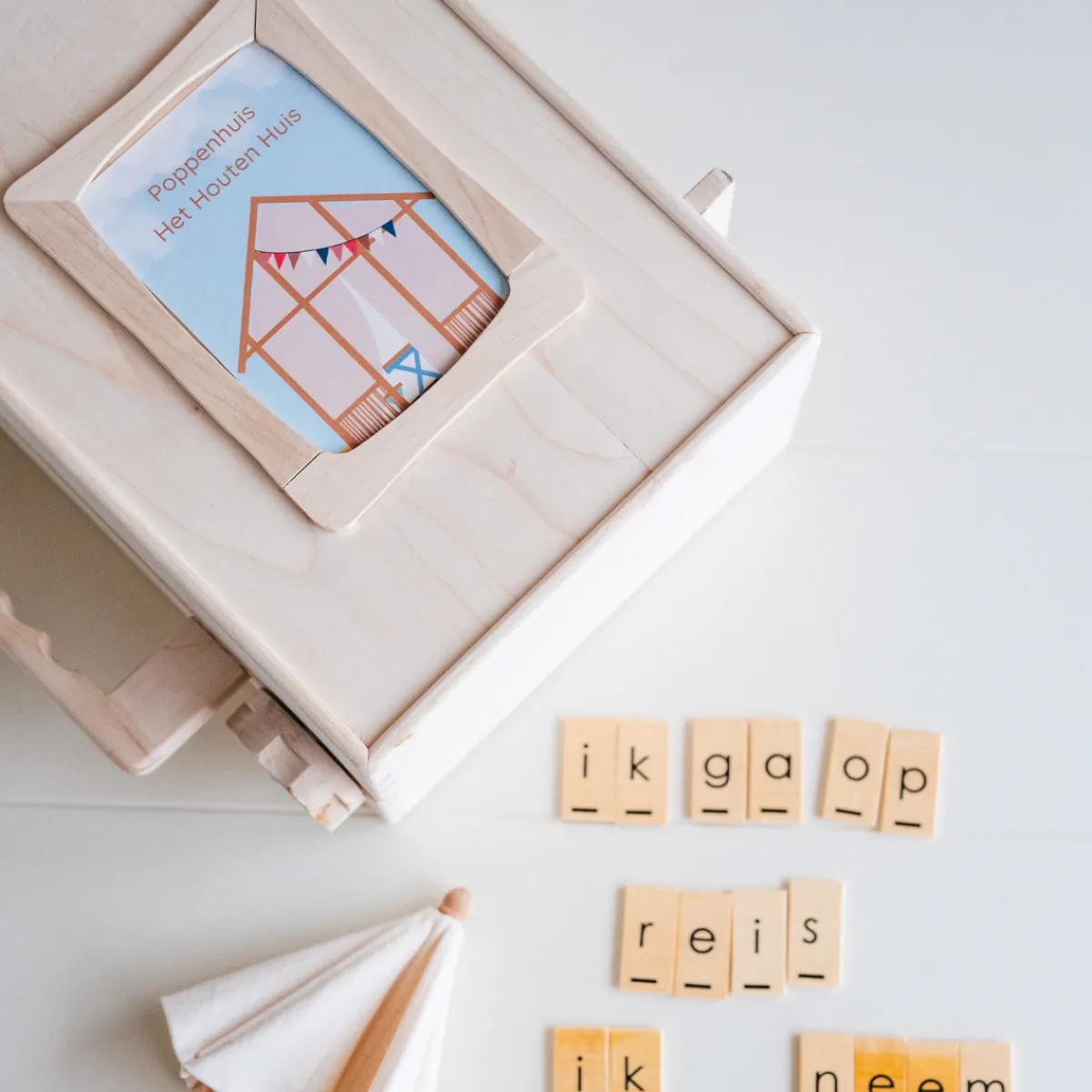 poppenhuis_in_een_koffer__2.webp Het houten huis Emoties & Sociaal Gedrag | Creativiteit & Fantasie*Poppenhuis in een koffer - Ik ga op reis en neem mee
