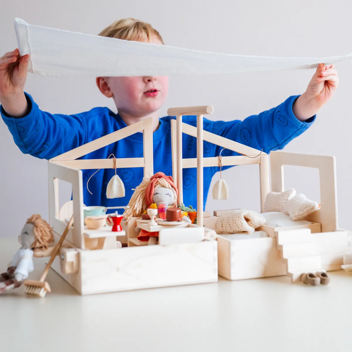 poppenhuis_in_een_koffer__23.webp Het houten huis Emoties & Sociaal Gedrag | Creativiteit & Fantasie*Poppenhuis in een koffer - Ik ga op reis en neem mee