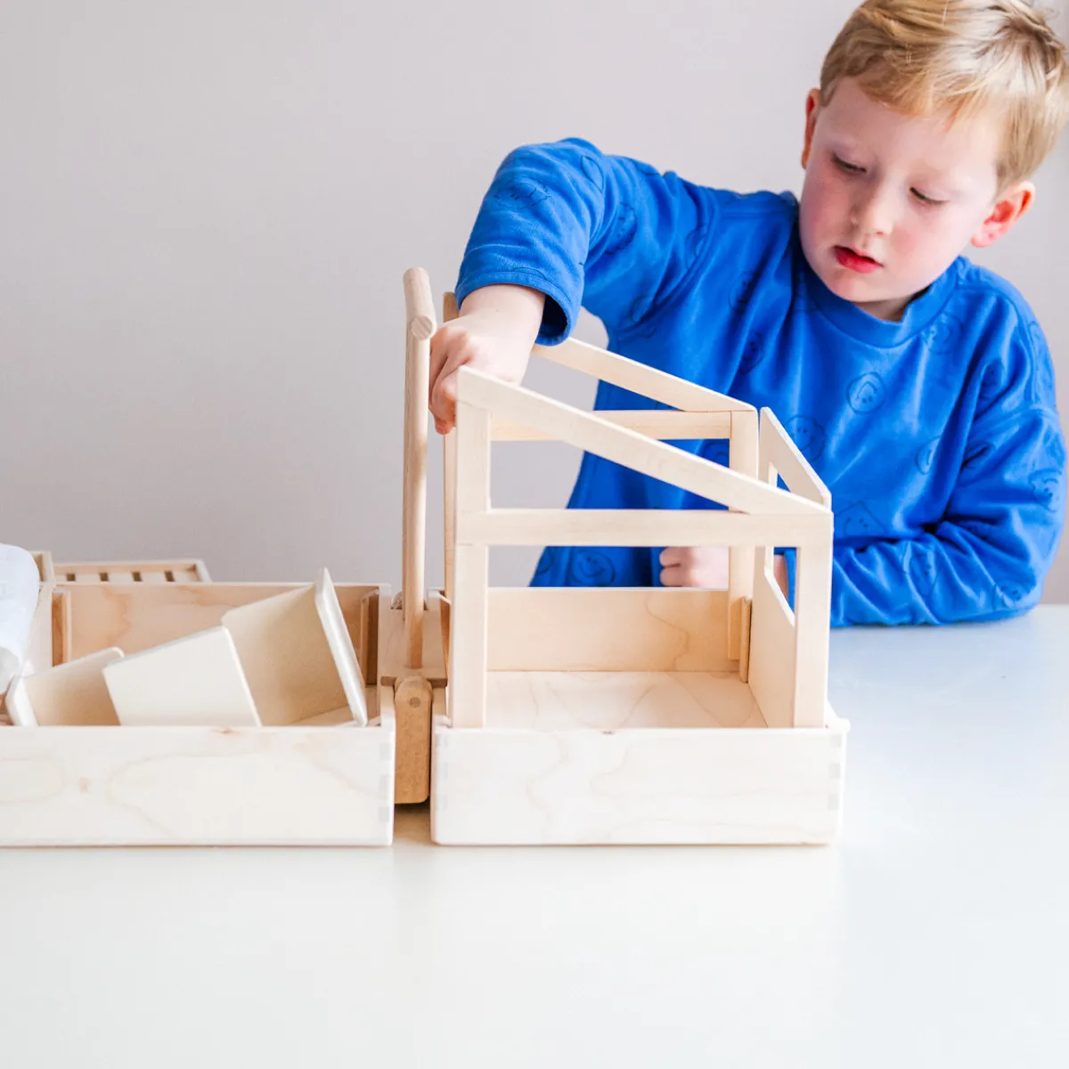 poppenhuis_in_een_koffer__4.webp Het houten huis Emoties & Sociaal Gedrag | Creativiteit & Fantasie*Poppenhuis in een koffer - Ik ga op reis en neem mee