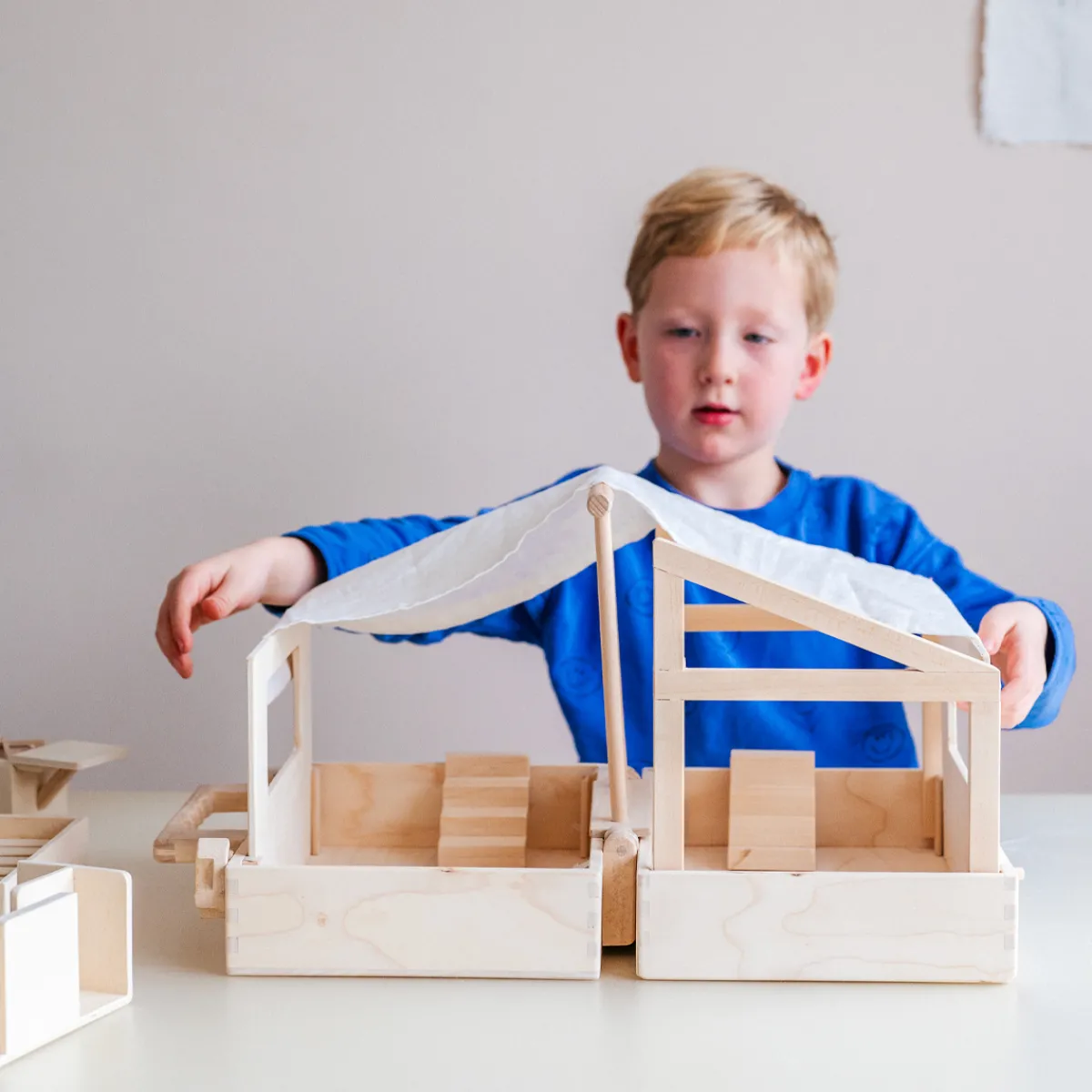 poppenhuis_in_een_koffer__5.webp Het houten huis Emoties & Sociaal Gedrag | Creativiteit & Fantasie*Poppenhuis in een koffer - Ik ga op reis en neem mee