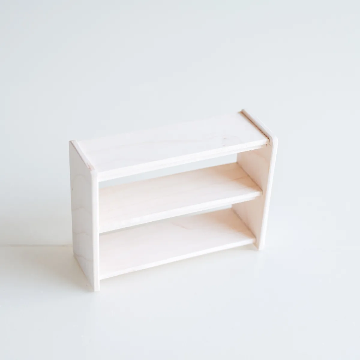 poppenhuis_meubel__montes_2.webp Het houten huis Emoties & Sociaal Gedrag | Creativiteit & Fantasie*poppenhuis meubel - montessori kast