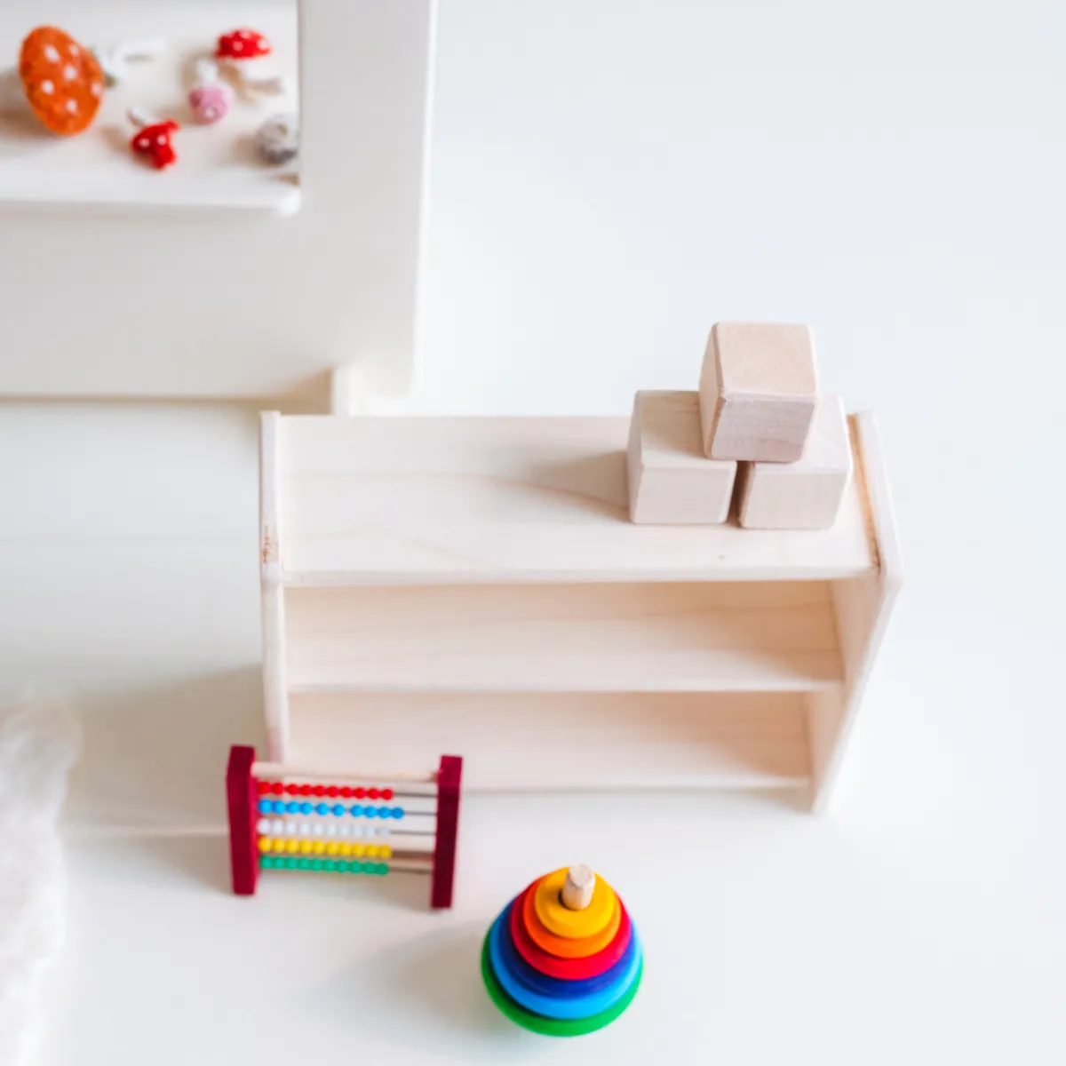 poppenhuis_meubel__montes_3.webp Het houten huis Emoties & Sociaal Gedrag | Creativiteit & Fantasie*poppenhuis meubel - montessori kast