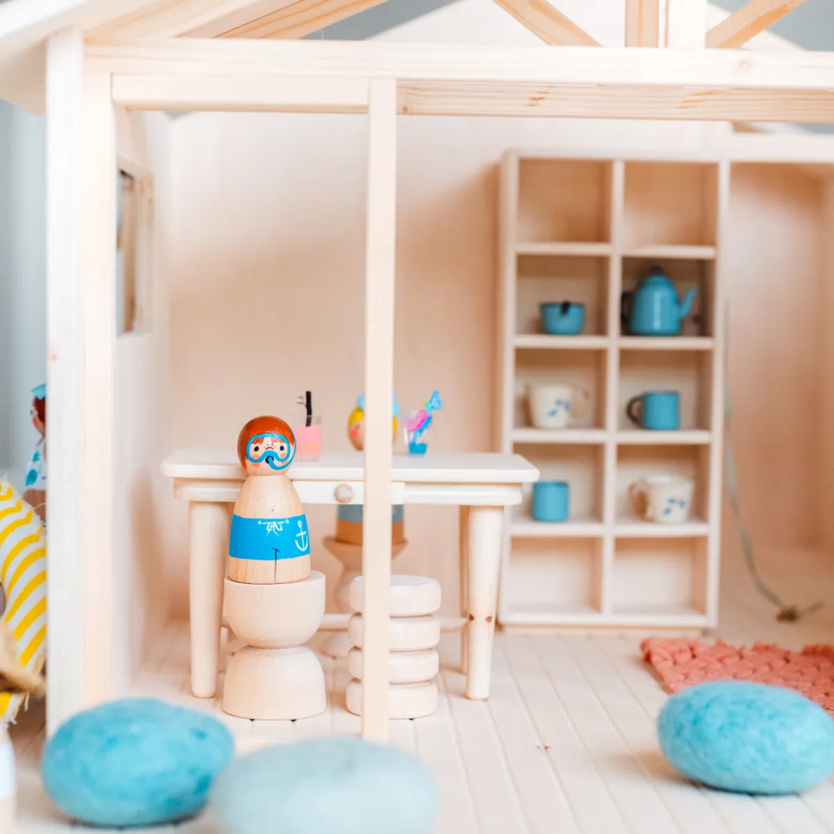 poppenhuis_meubel__servie_3.webp Het houten huis Emoties & Sociaal Gedrag | Creativiteit & Fantasie*poppenhuis meubel - servieskast - open vakken