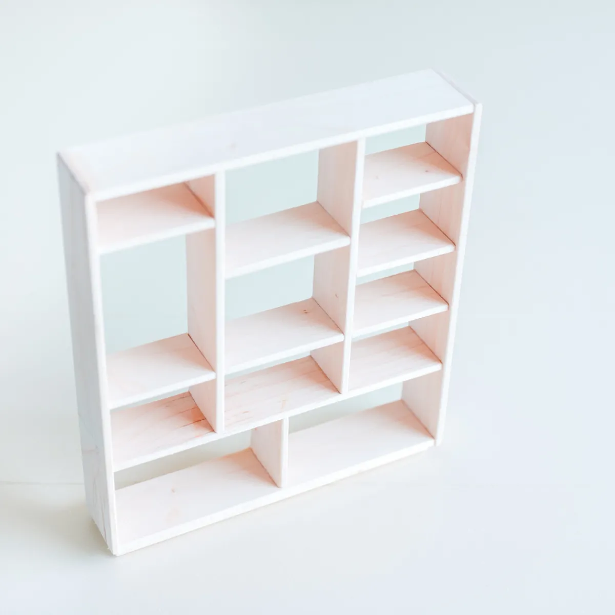 Het houten huis Emoties & Sociaal Gedrag | Creativiteit & Fantasie*poppenhuis meubel - vakkenkast - open vakken