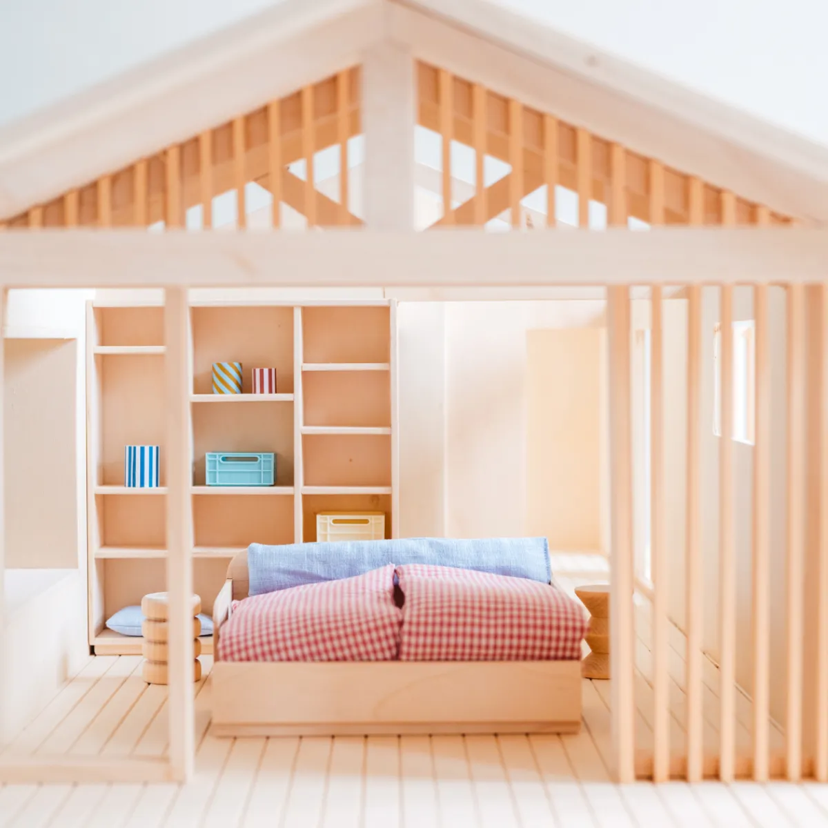Het houten huis Emoties & Sociaal Gedrag | Creativiteit & Fantasie*poppenhuis meubel - vakkenkast - open vakken