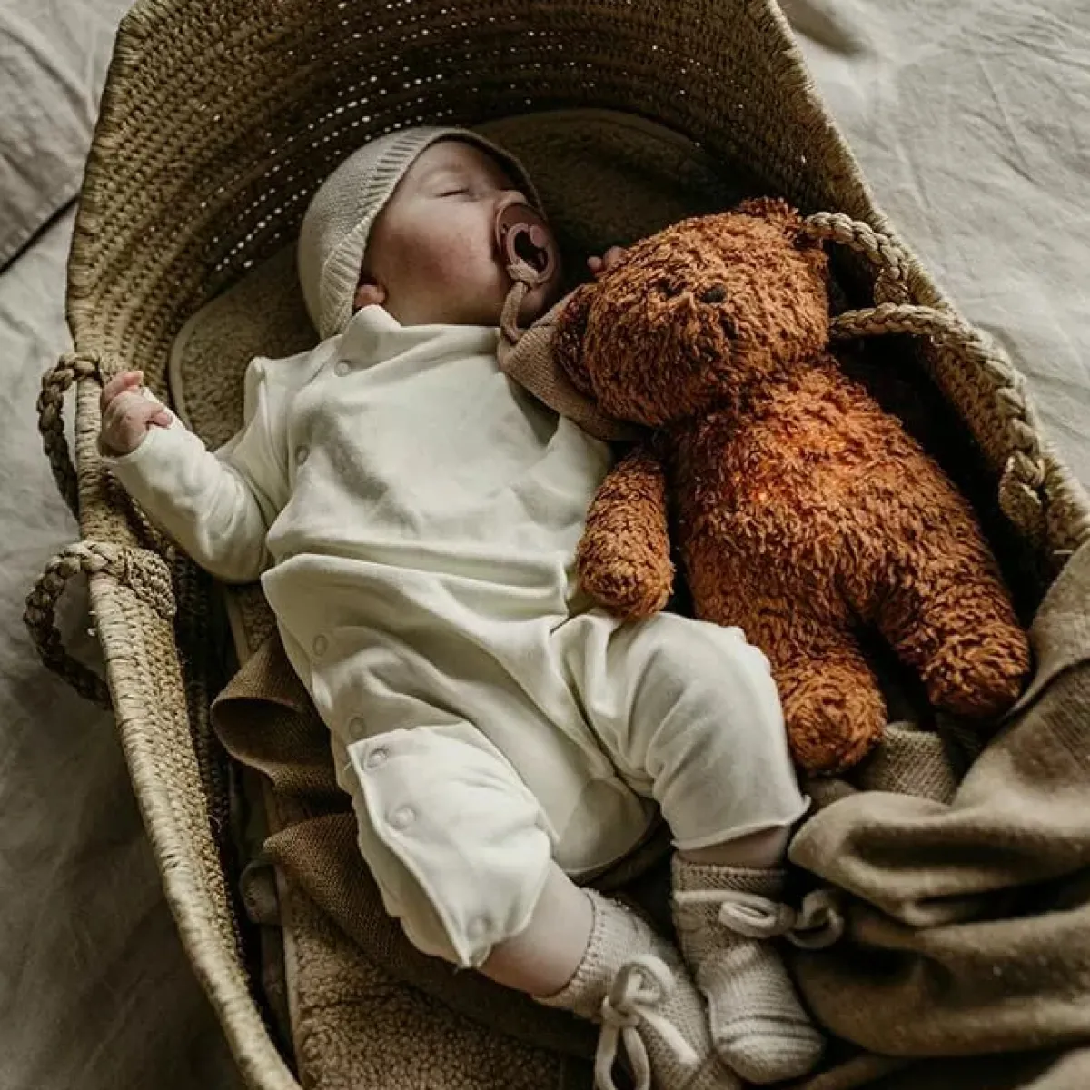 the_humming_bear__caramel_2.webp Moonie Zintuigen | Emoties & Sociaal Gedrag*The Humming Bear - Caramel Natur